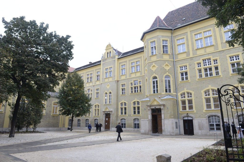 KRE BTK egyetemi épület kialakítása Dózsa György út